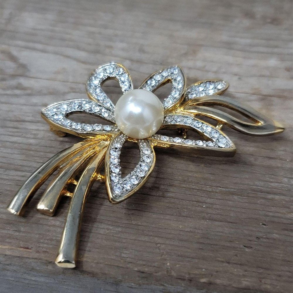 Vintage Rhinestone & Pearl Gold Flower Pin Brooch